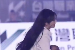 台湾省啦啦队美女高佳斌！这黑丝美腿+职业装，你看你也动心😍